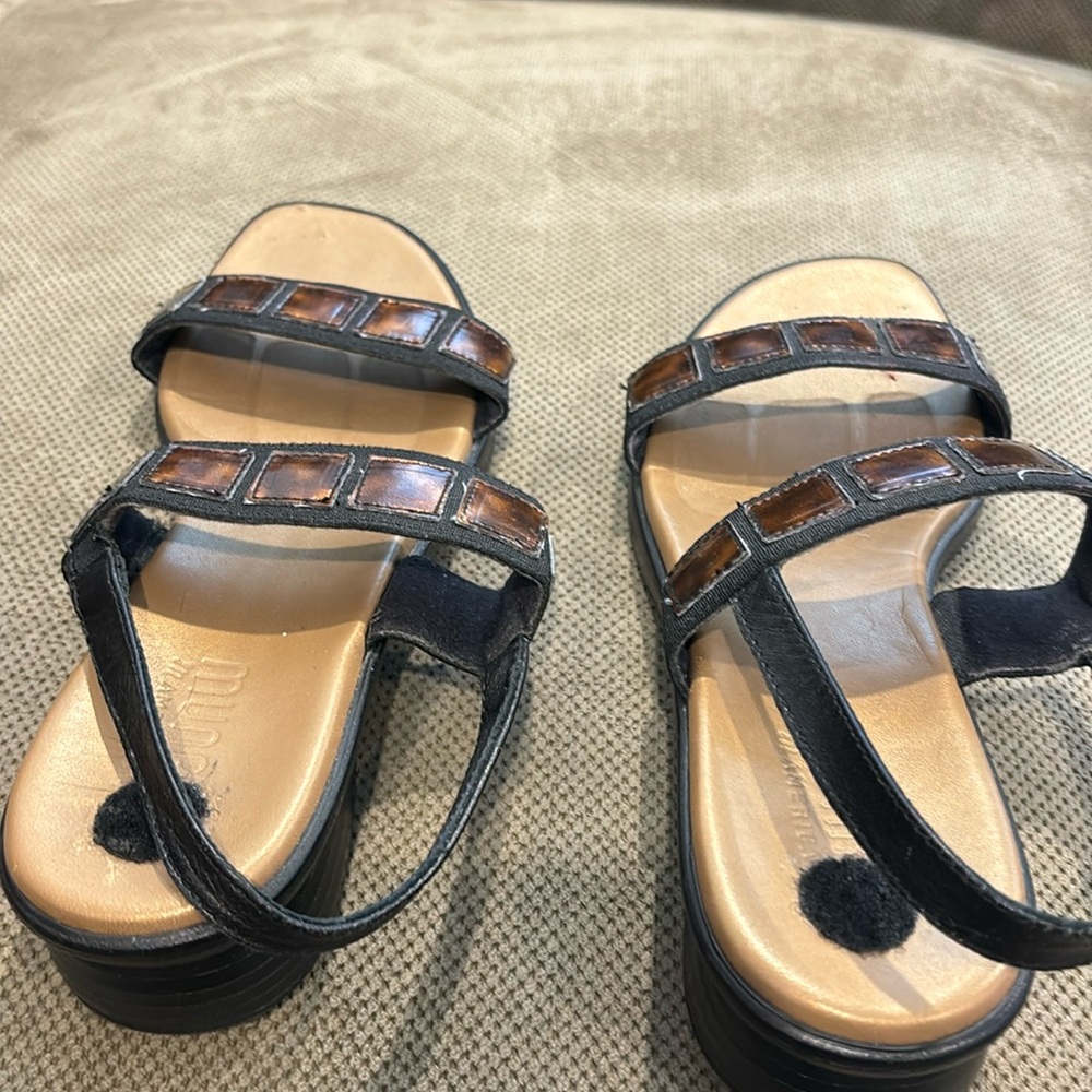 Munro woman, sandals, tiny little scratch on the left foot